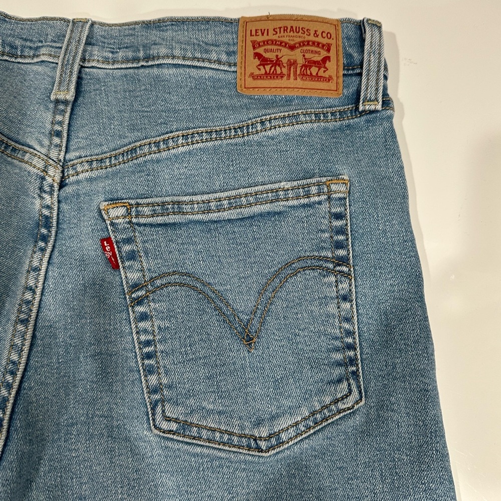 Levi’s women’s Ribcage Straight Ankle size 31